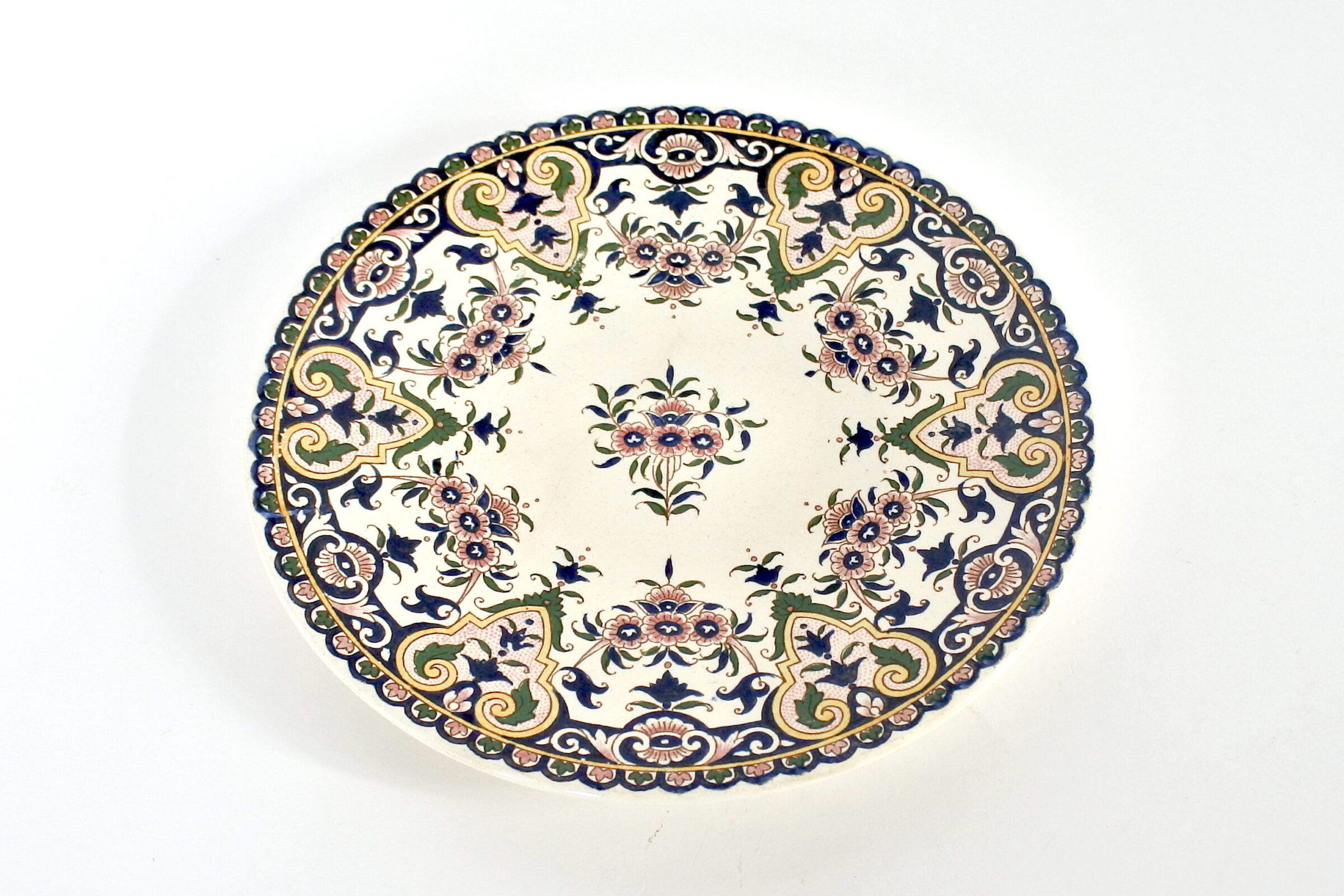 Piatto in ceramica di Sarreguemines con decoro di fiori su fondo avorio