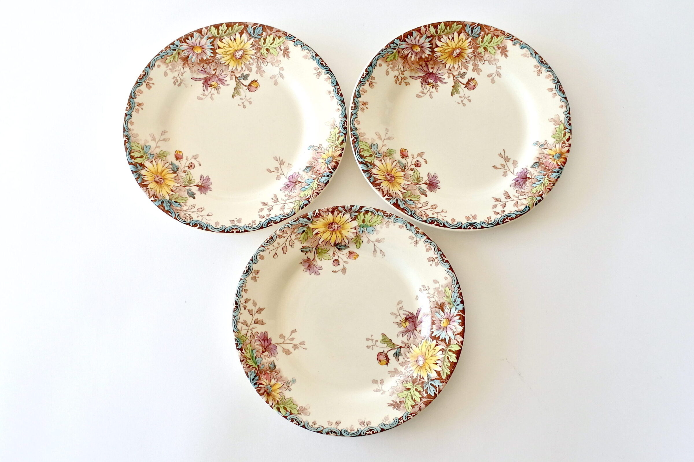 3 piatti in ceramica di Gien del 1878 con decoro fiori d’autunno