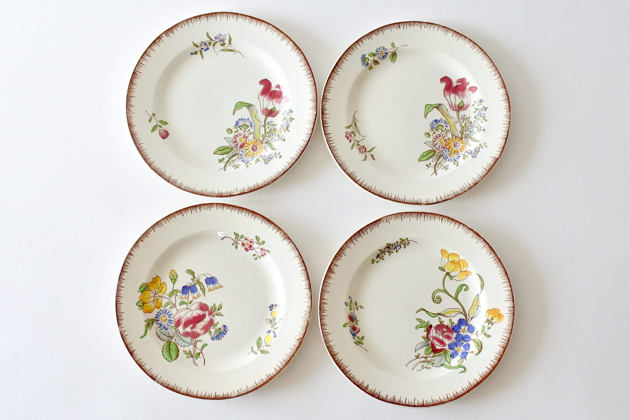 4 piatti in ceramica di Sarreguemines con decoro di fiori policromi