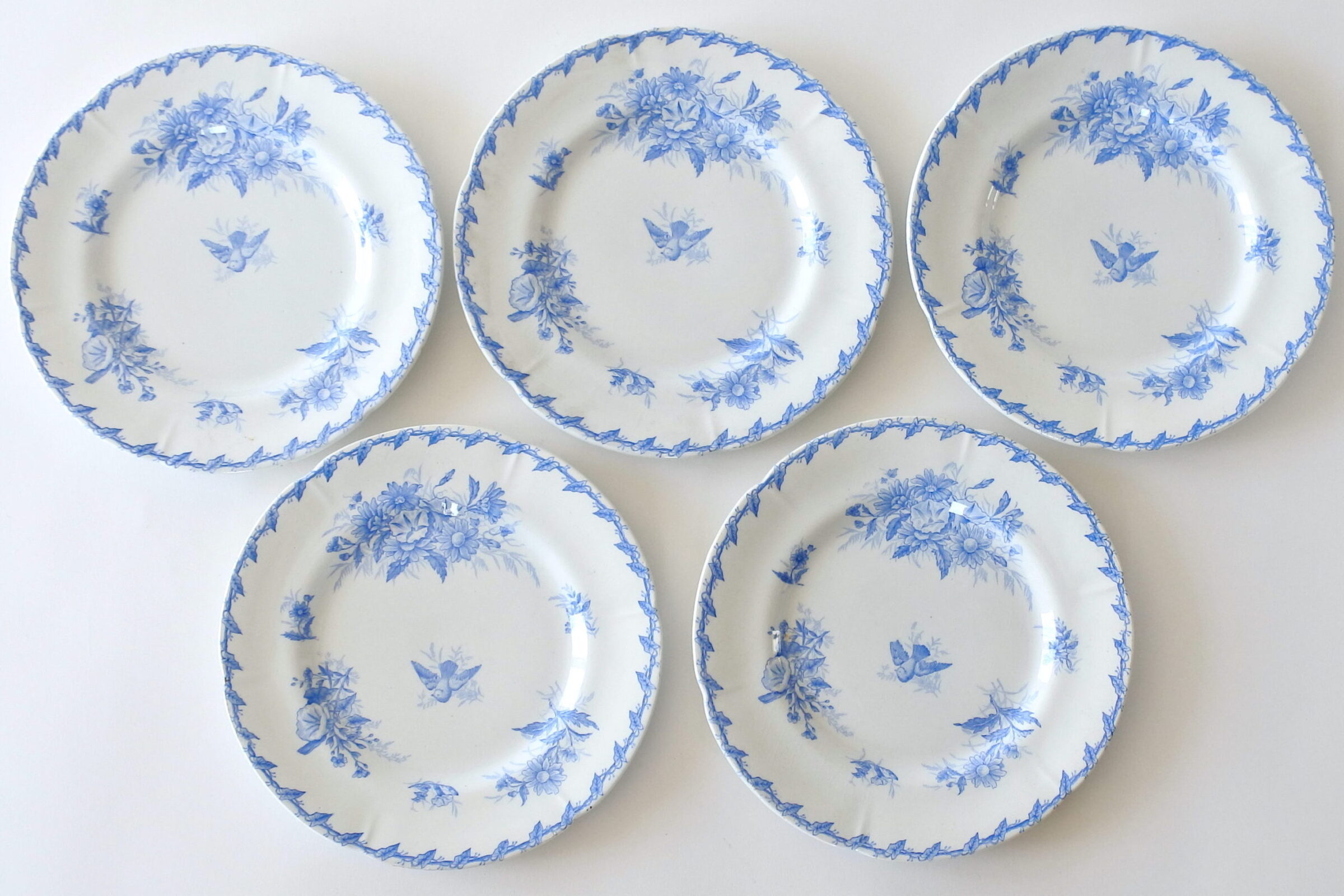 5 piatti piani in ceramica di Gien del 1875 con fiori e colomba