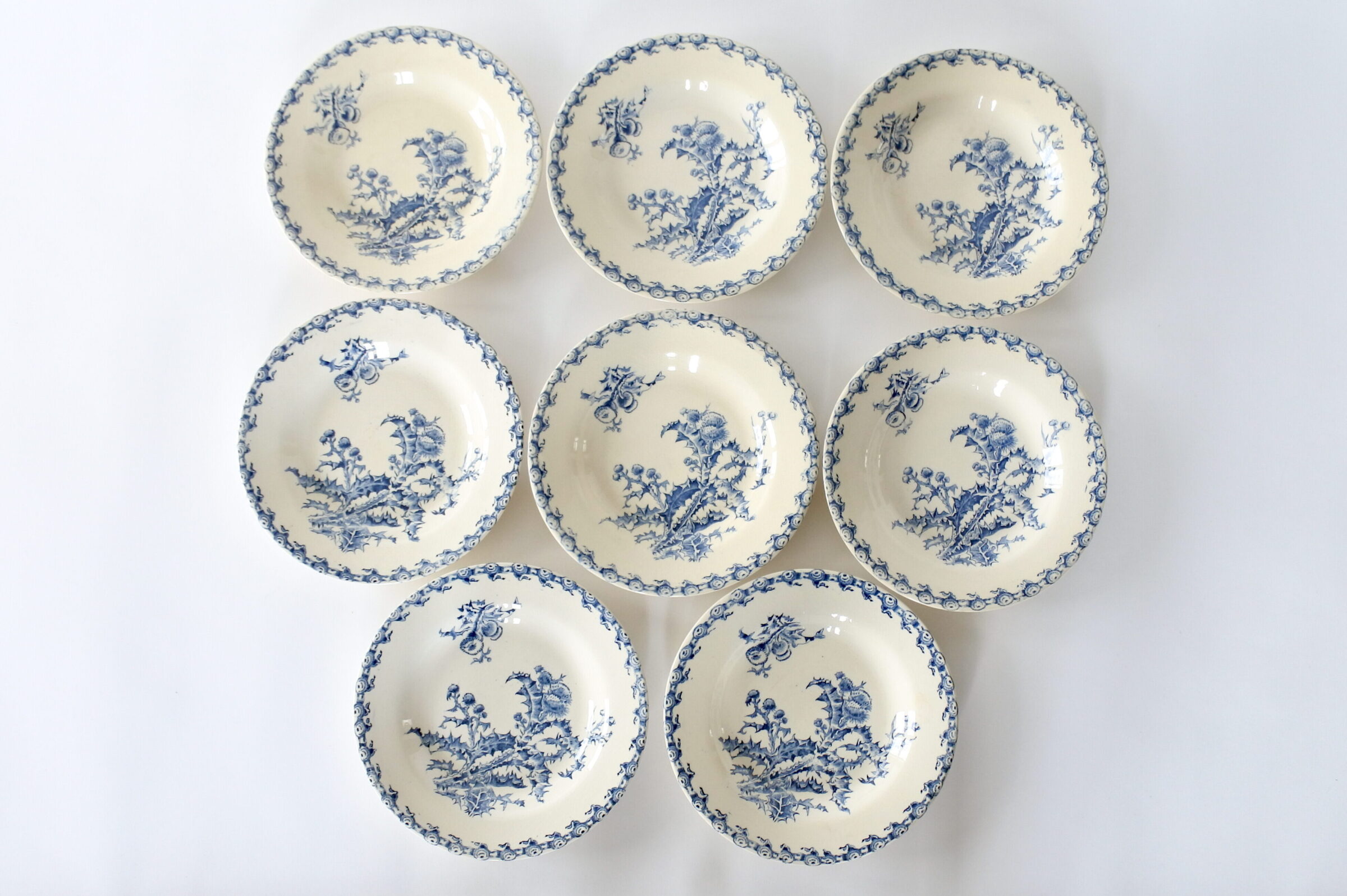 8 piatti fondi in ceramica di Gien del 1878 con decoro Chardons blu