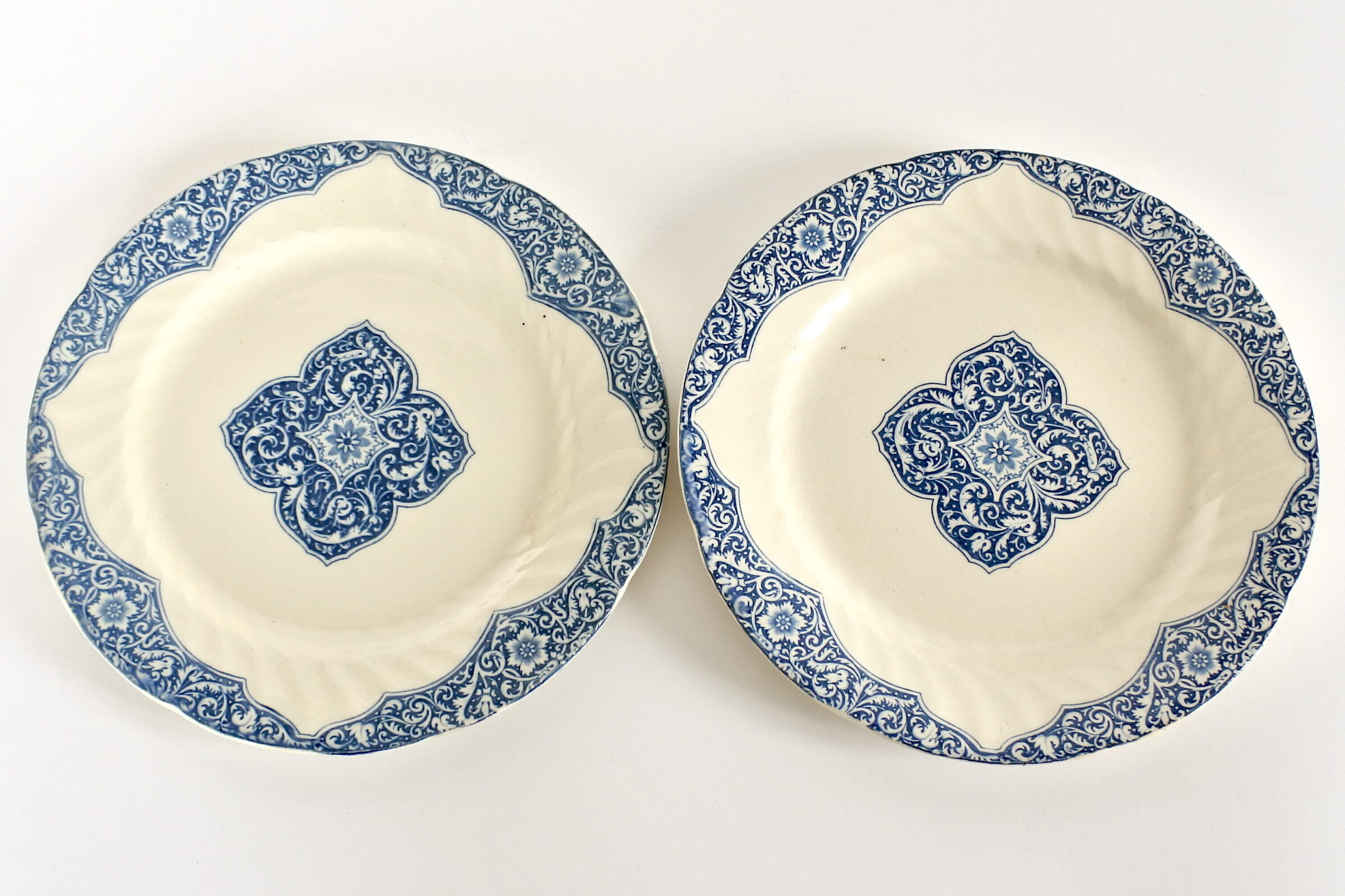 Coppia di piatti in ceramica di Gien del 1875 con motivi vegetali blu