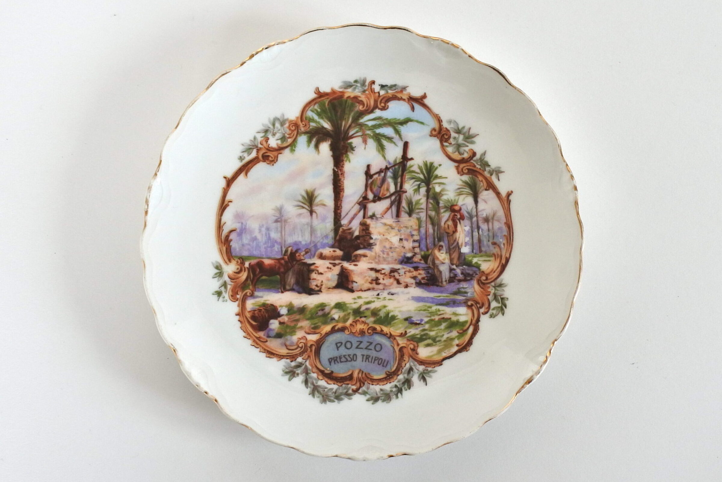 Piatto commemorativo in porcellana C.T. Altwasser con pozzo presso Tripoli