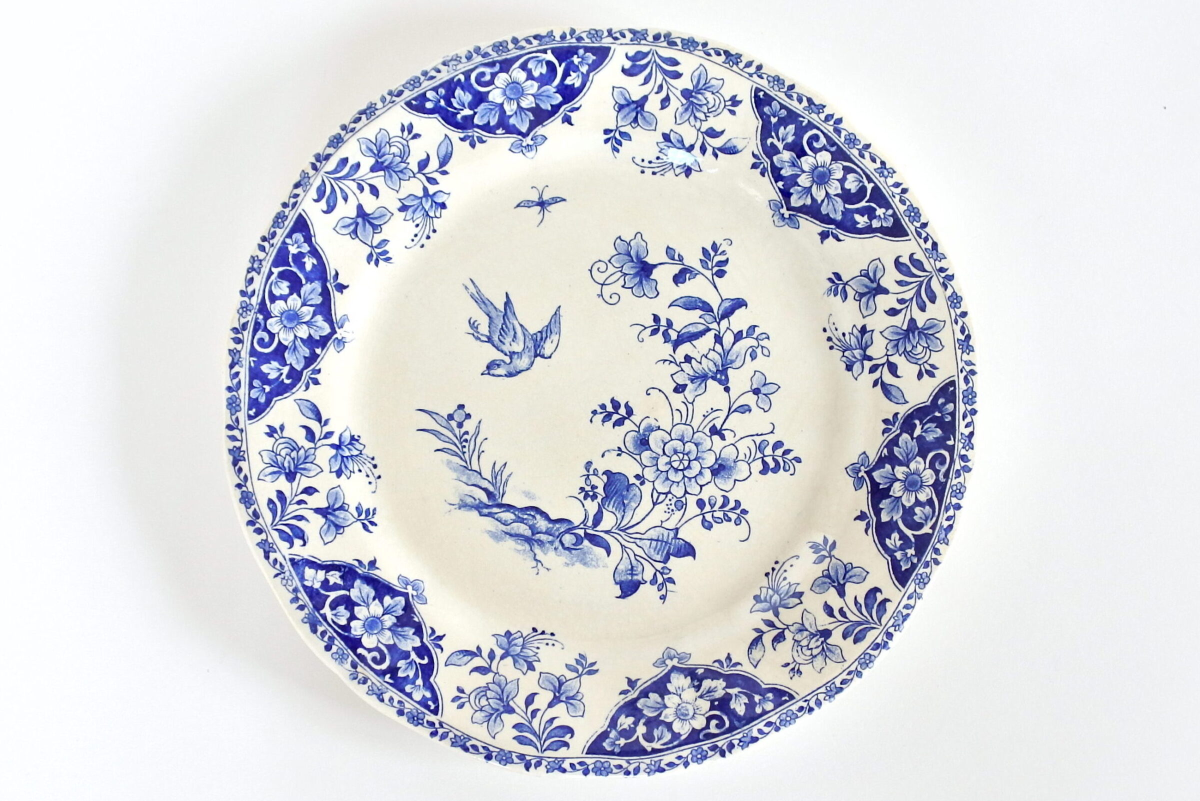 Piatto in ceramica di Gien con decoro floreale e bordo ondulato