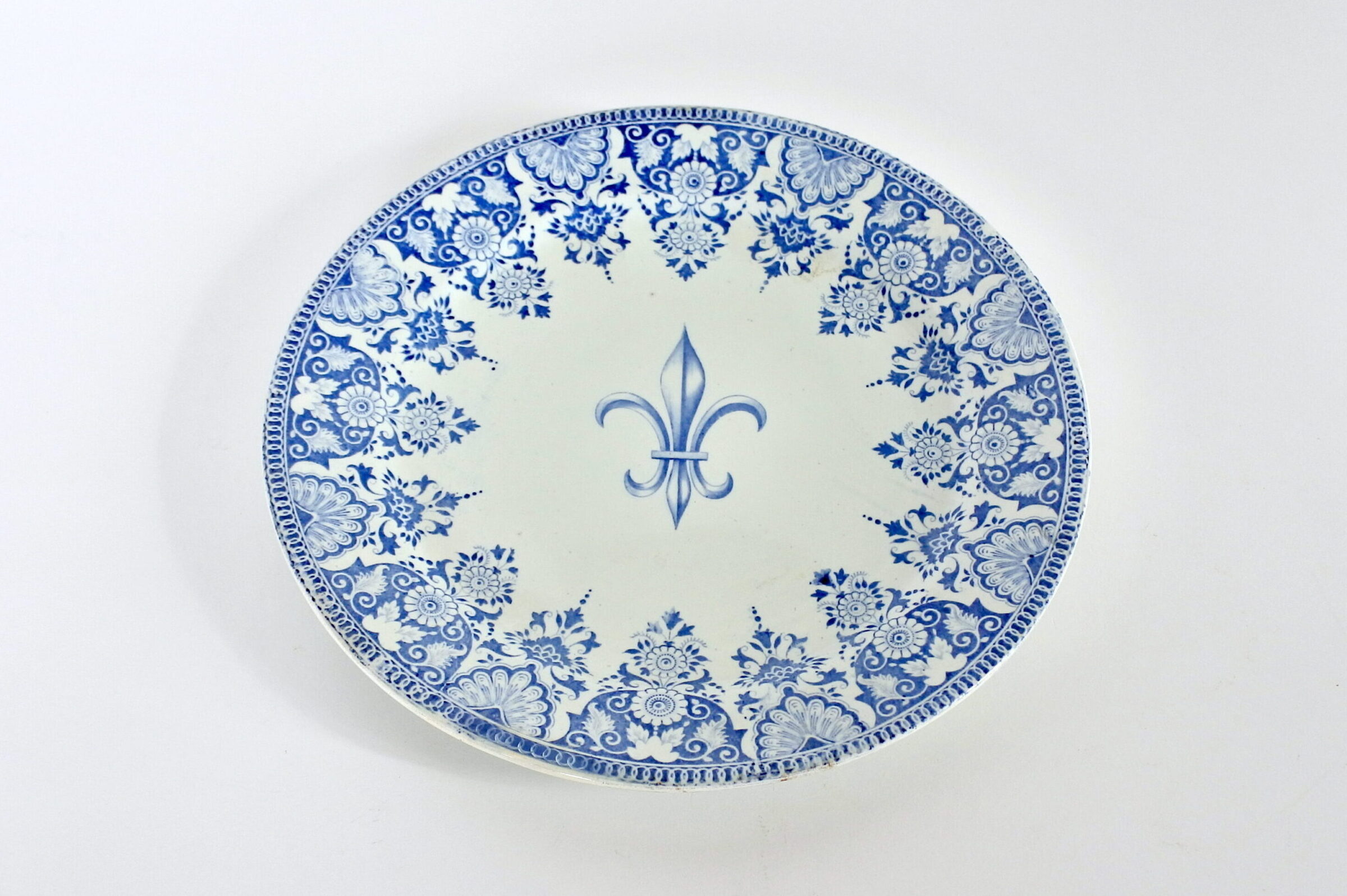 Piatto in ceramica di Gien del 1860 con giglio di Francia