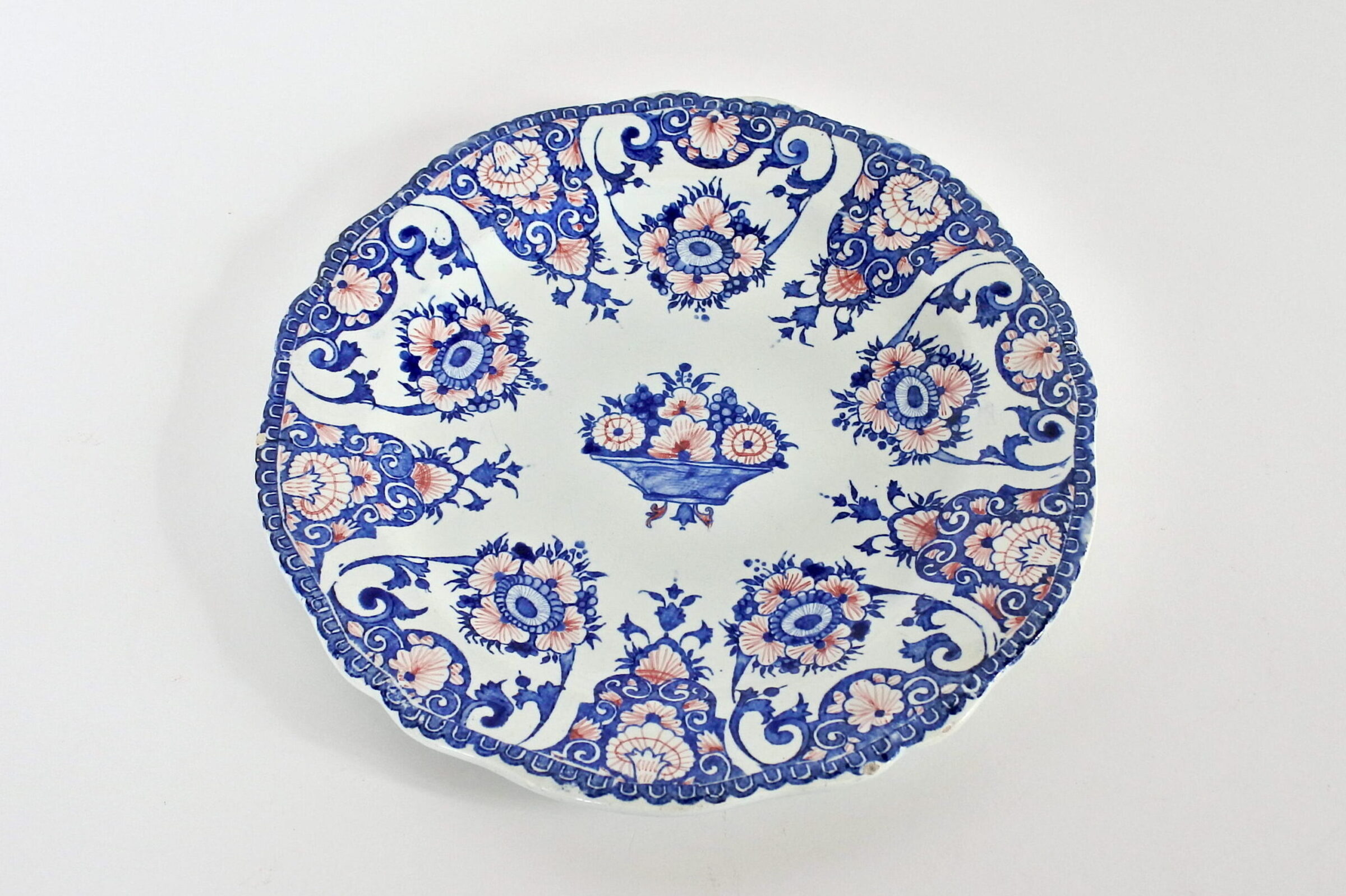 Piatto in ceramica di Gien del 1871 con fiori e volute