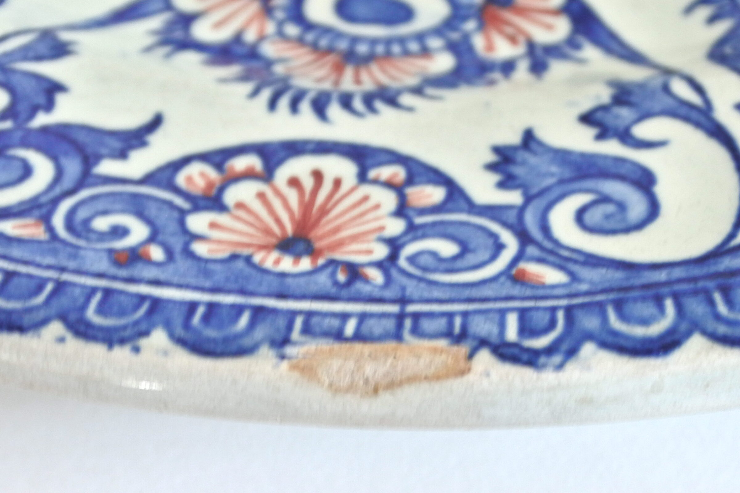 Piatto in ceramica di Gien del 1871 con fiori volute e monogramma FB - 4