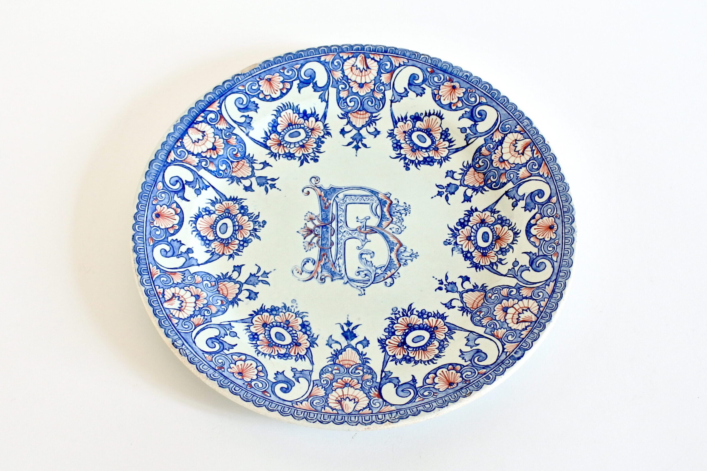 Piatto in ceramica di Gien del 1871 con fiori volute e monogramma FB