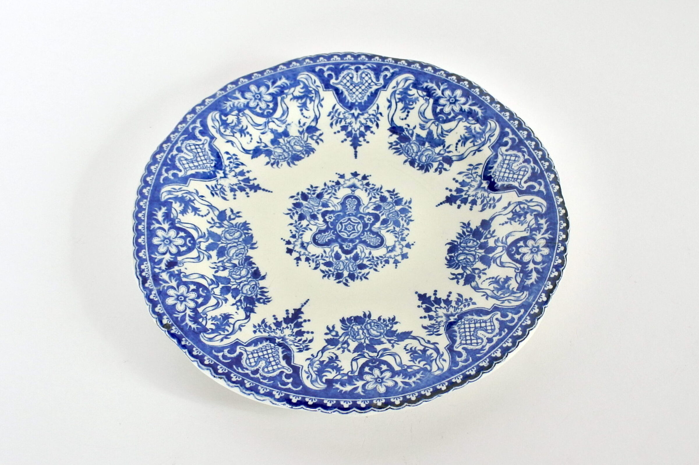 Piatto in ceramica di Gien del 1876 con decoro centrale e bordo blu