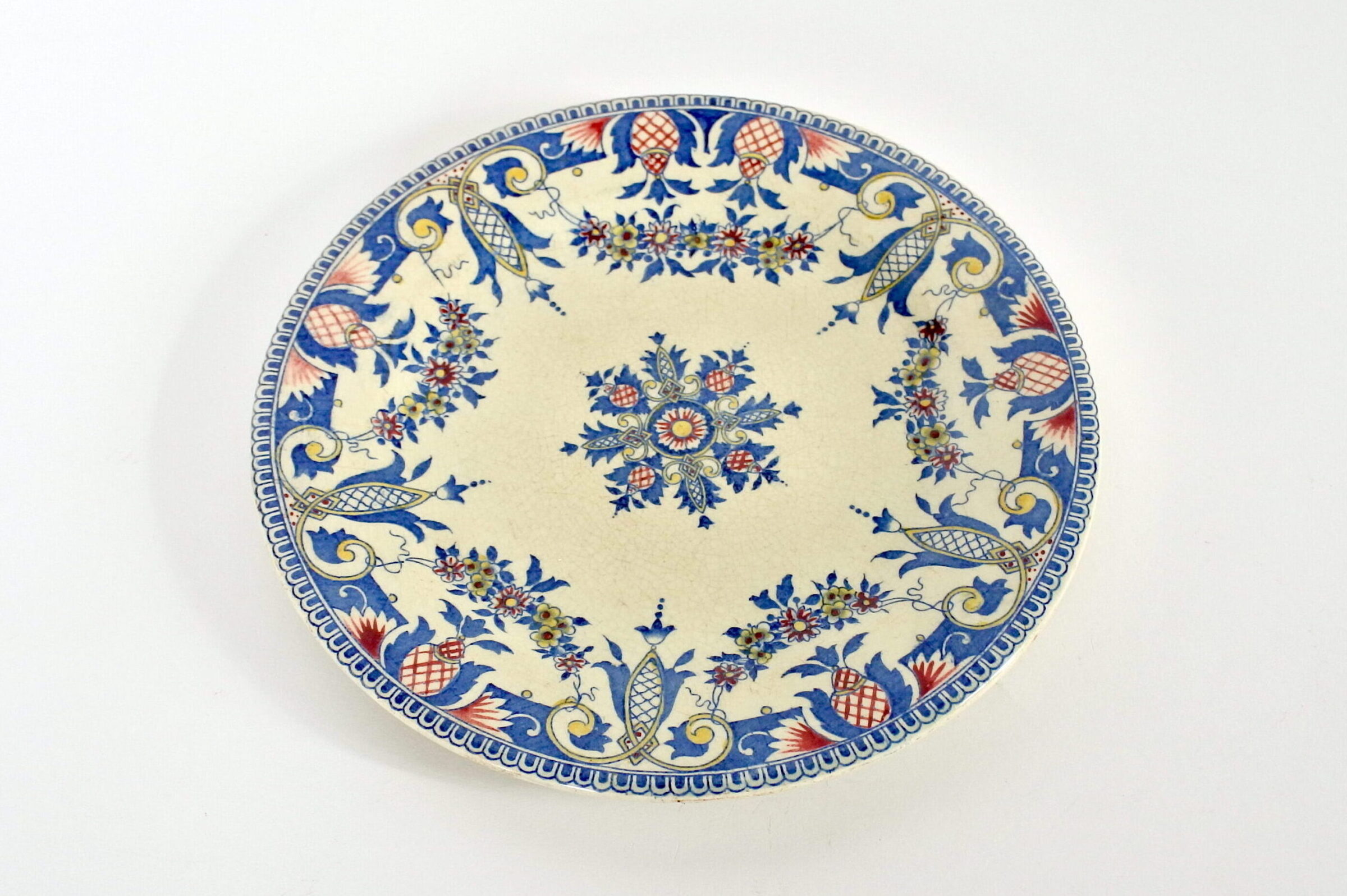 Piatto in ceramica di Gien del 1876 con decoro policromo su fondo avorio