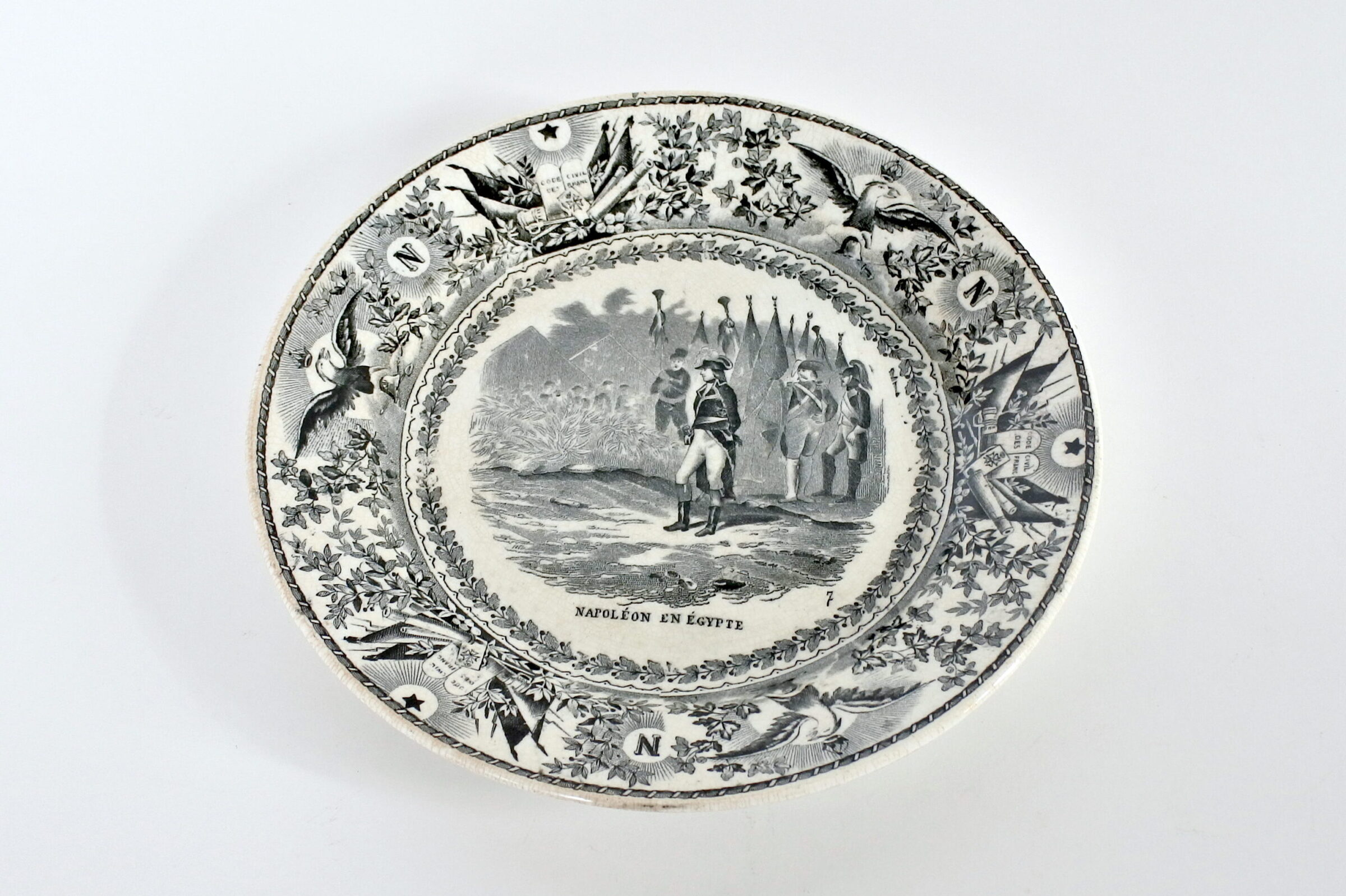 Piatto in ceramica olandese di Maestricht con Napoleone Bonaparte in Egitto