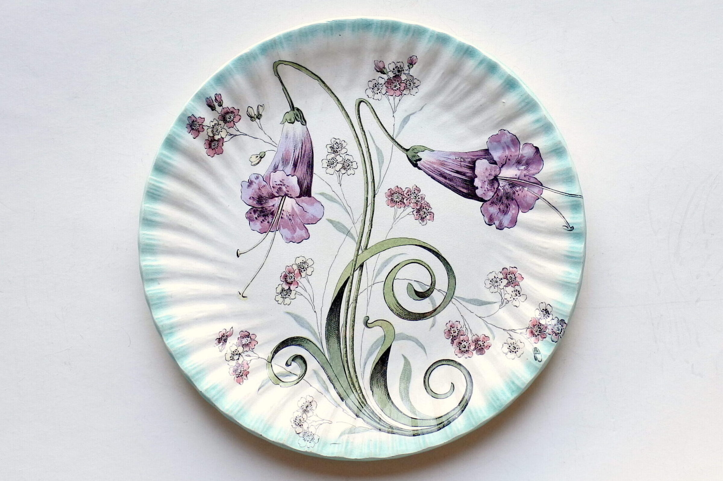 Piatto ornamentale in ceramica con decoro liberty di fiori a tromboncino