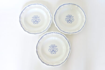 3 piatti piani in ceramica di Gien con bordo sagomato e decoro blu