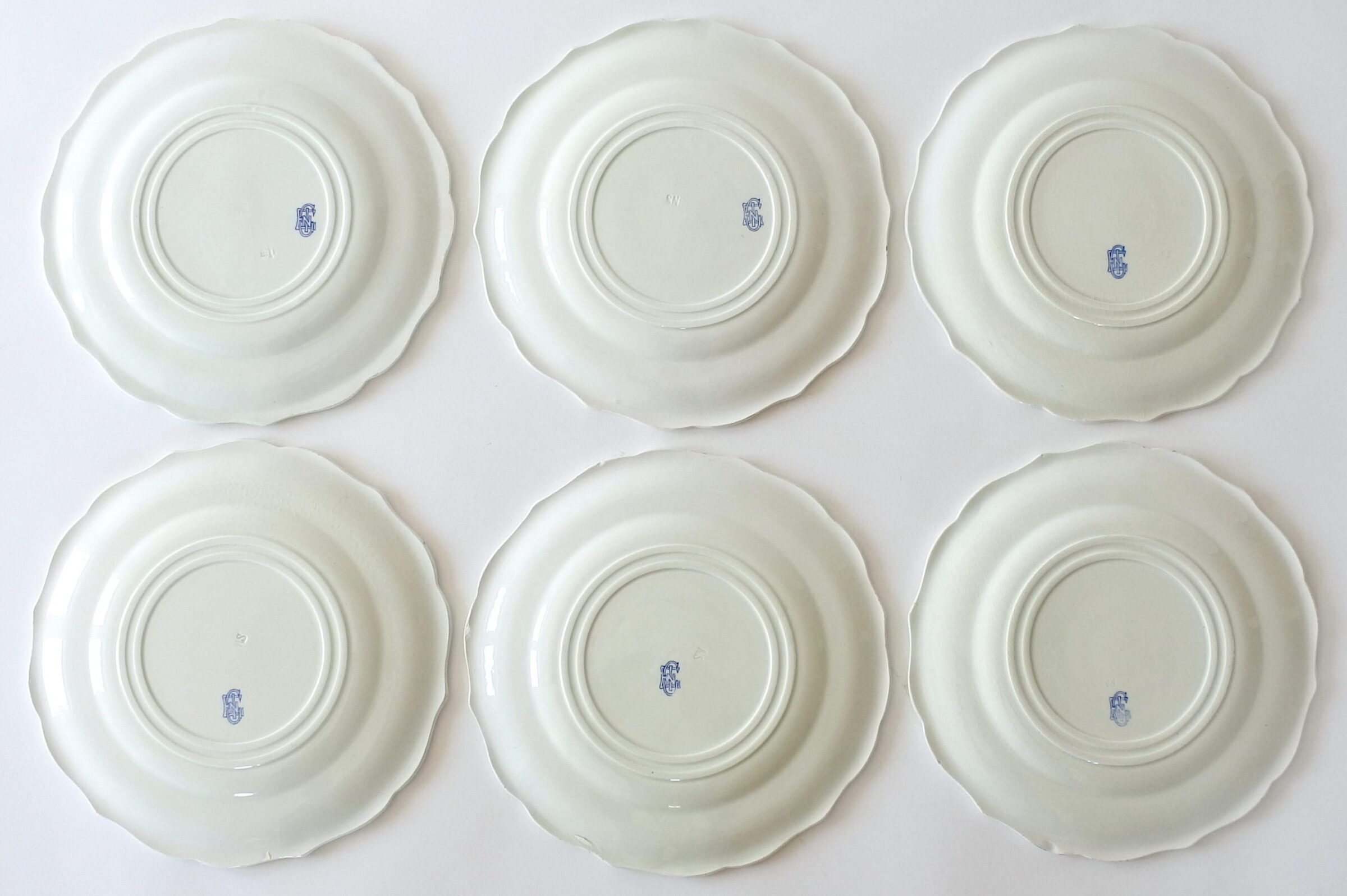 6 piatti piani in ceramica di Gien con greche di volute e cartiglio floreale - 2