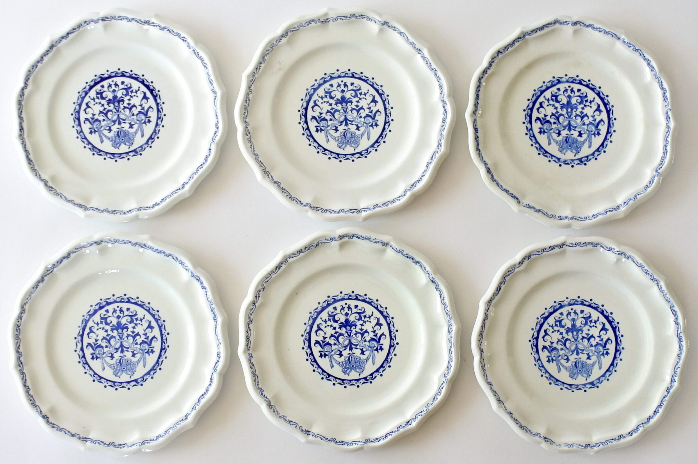 6 piatti piani in ceramica di Gien con greche di volute e cartiglio floreale