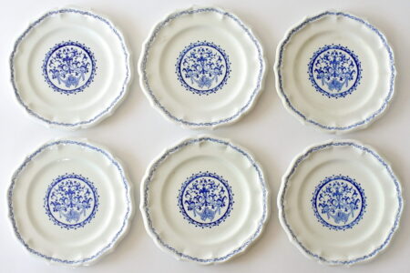 6 piatti piani in ceramica di Gien con greche di volute e cartiglio floreale