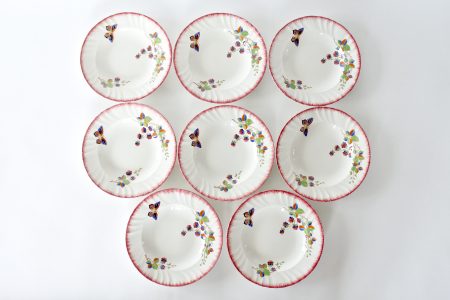 8 piatti in ceramica di Longwy decorati con farfalla e frutti di rovo
