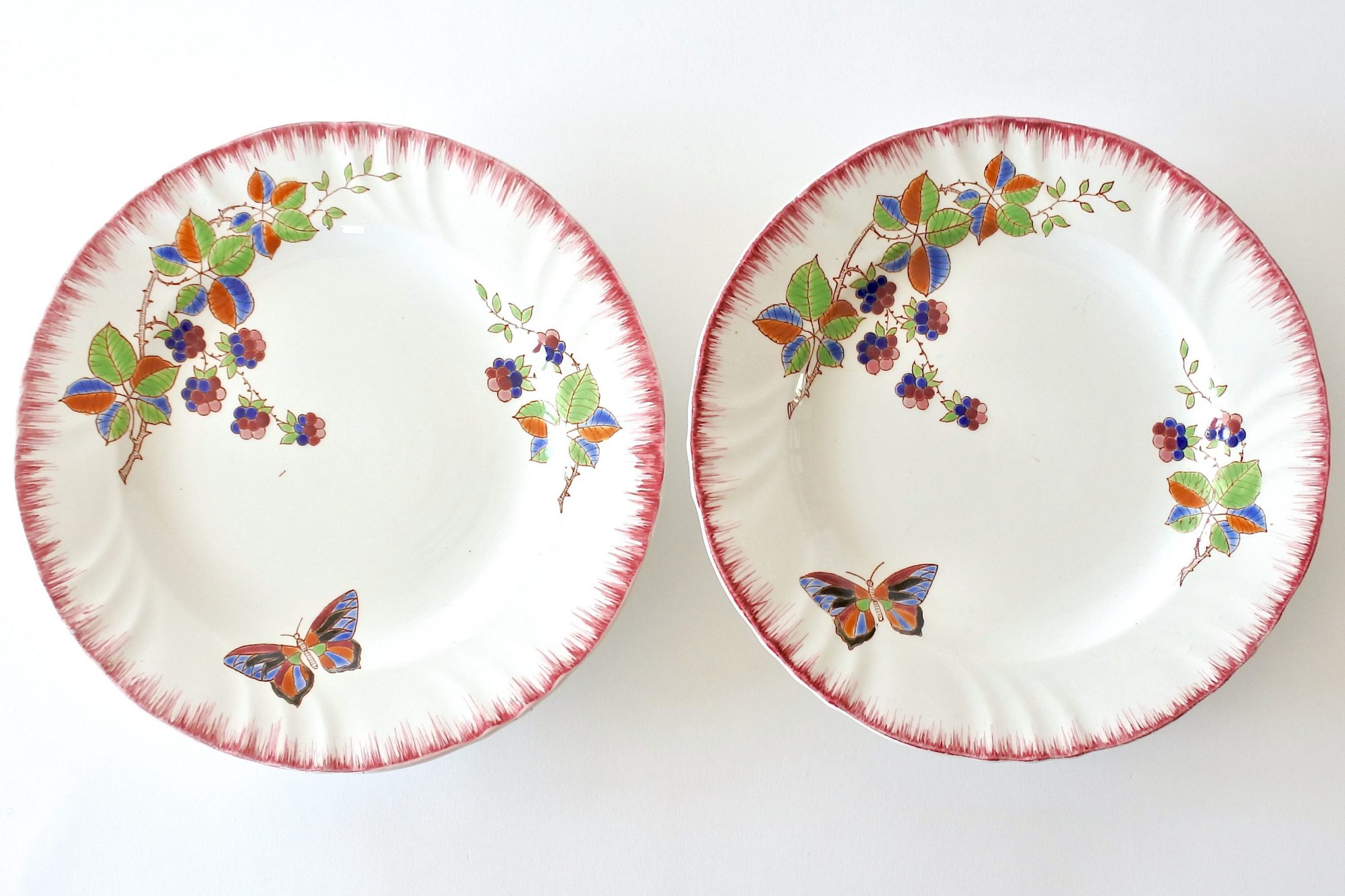 Alzatine a piede basso in ceramica di Longwy con farfalla e frutti di rovo - 3