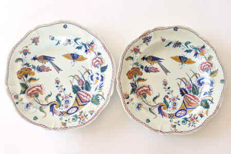 Coppia di piatti fondi in ceramica di Gien con cornucopia farfalla fiori ed uccello
