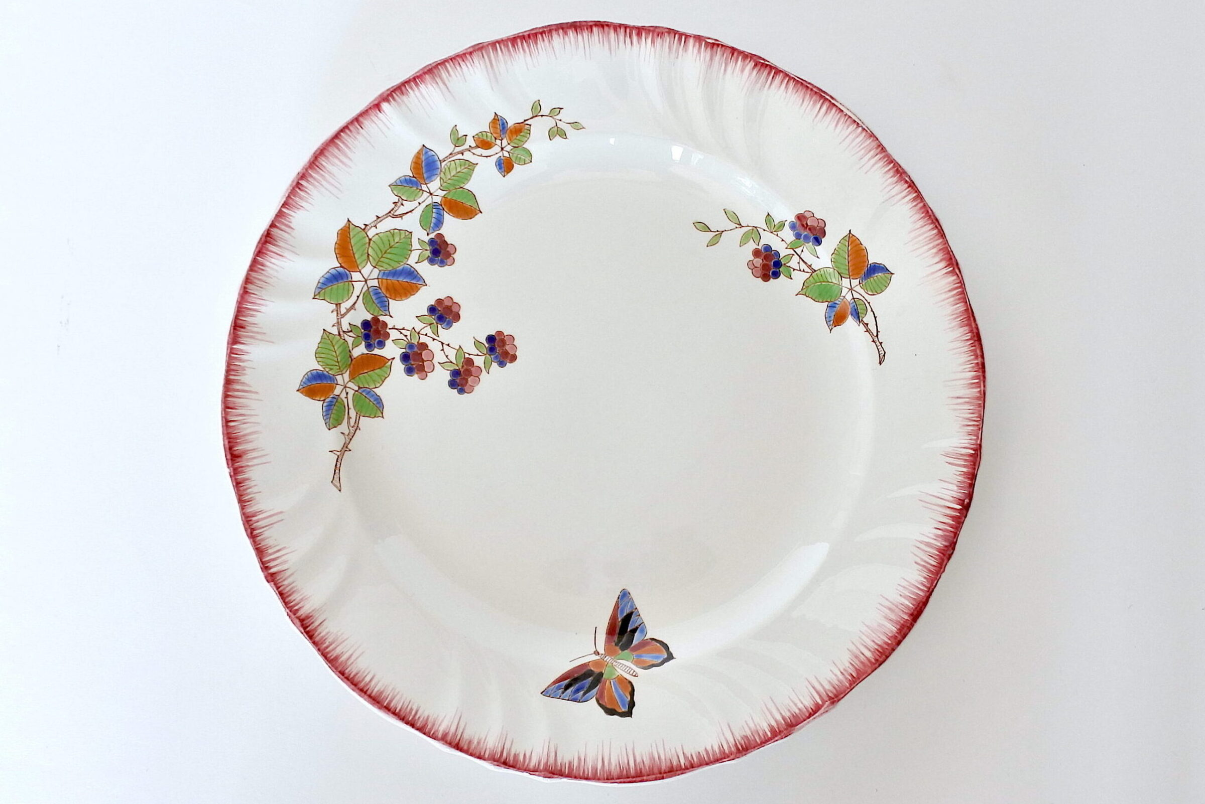 Grande piatto di servizio in ceramica di Longwy decorato con frutti di rovo e farfalla