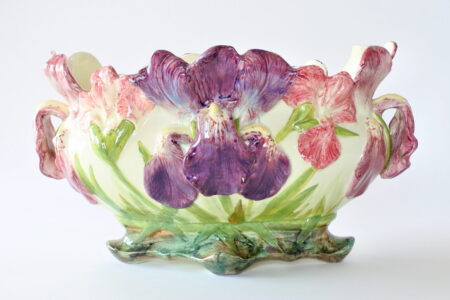 Jardinière di Delphin Massier in ceramica barbotine con iris policromi