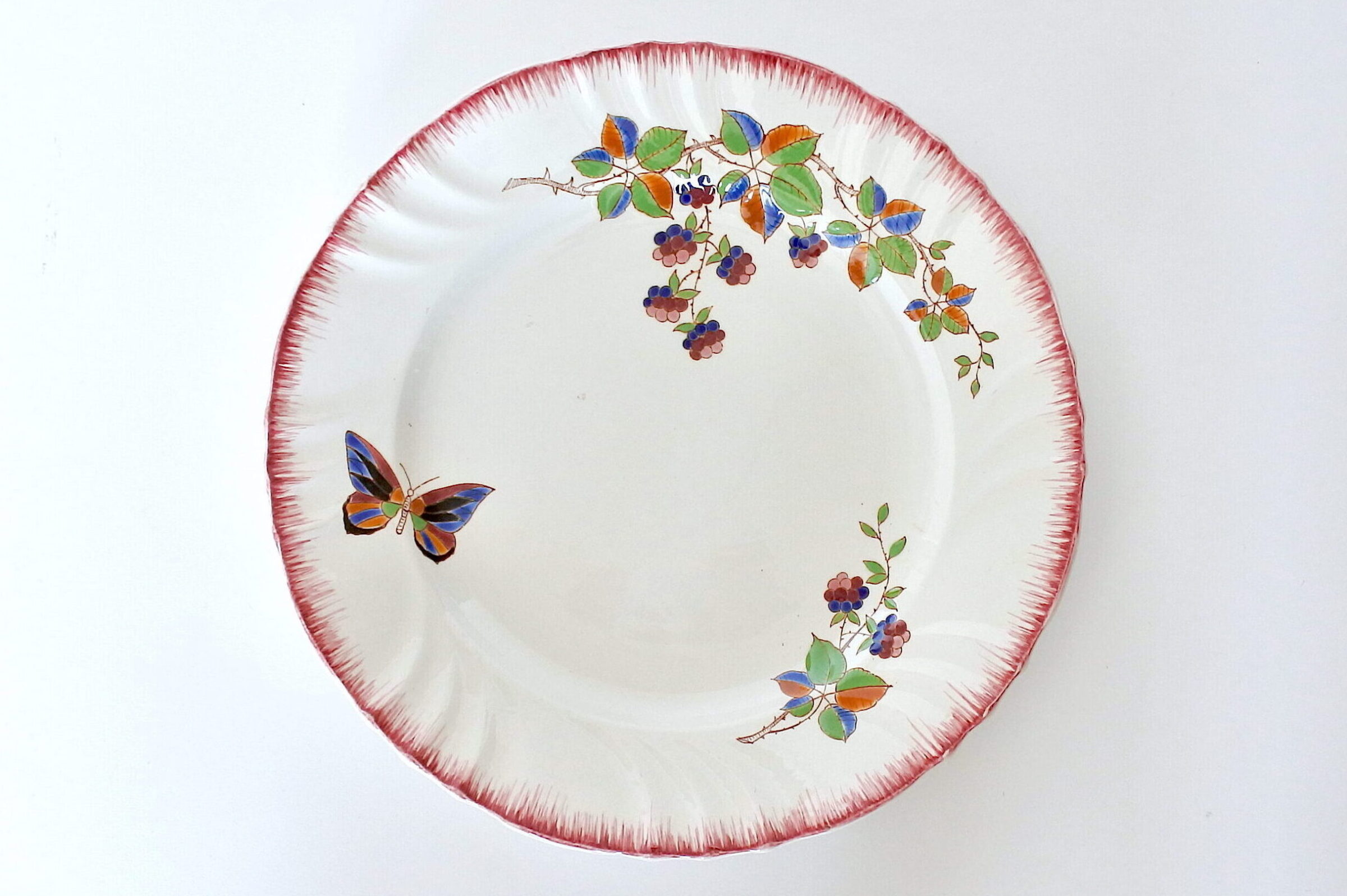 Piatto di servizio in ceramica di Longwy con farfalla e frutti di rovo