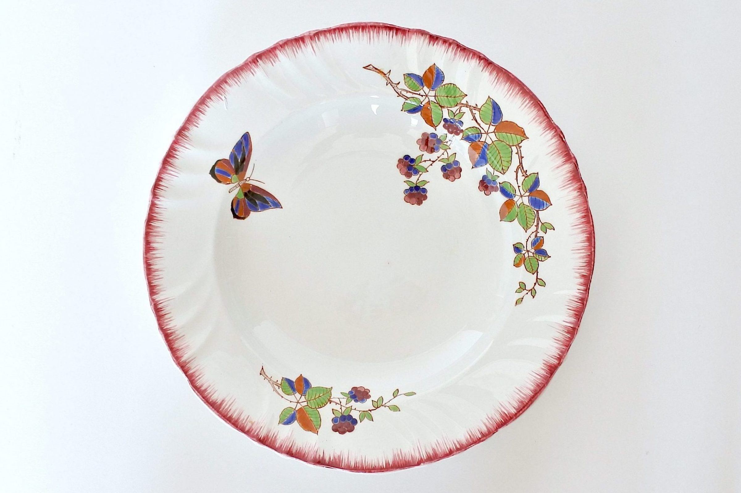 Piatto di servizio in ceramica di Longwy con frutti di rovo e farfalla