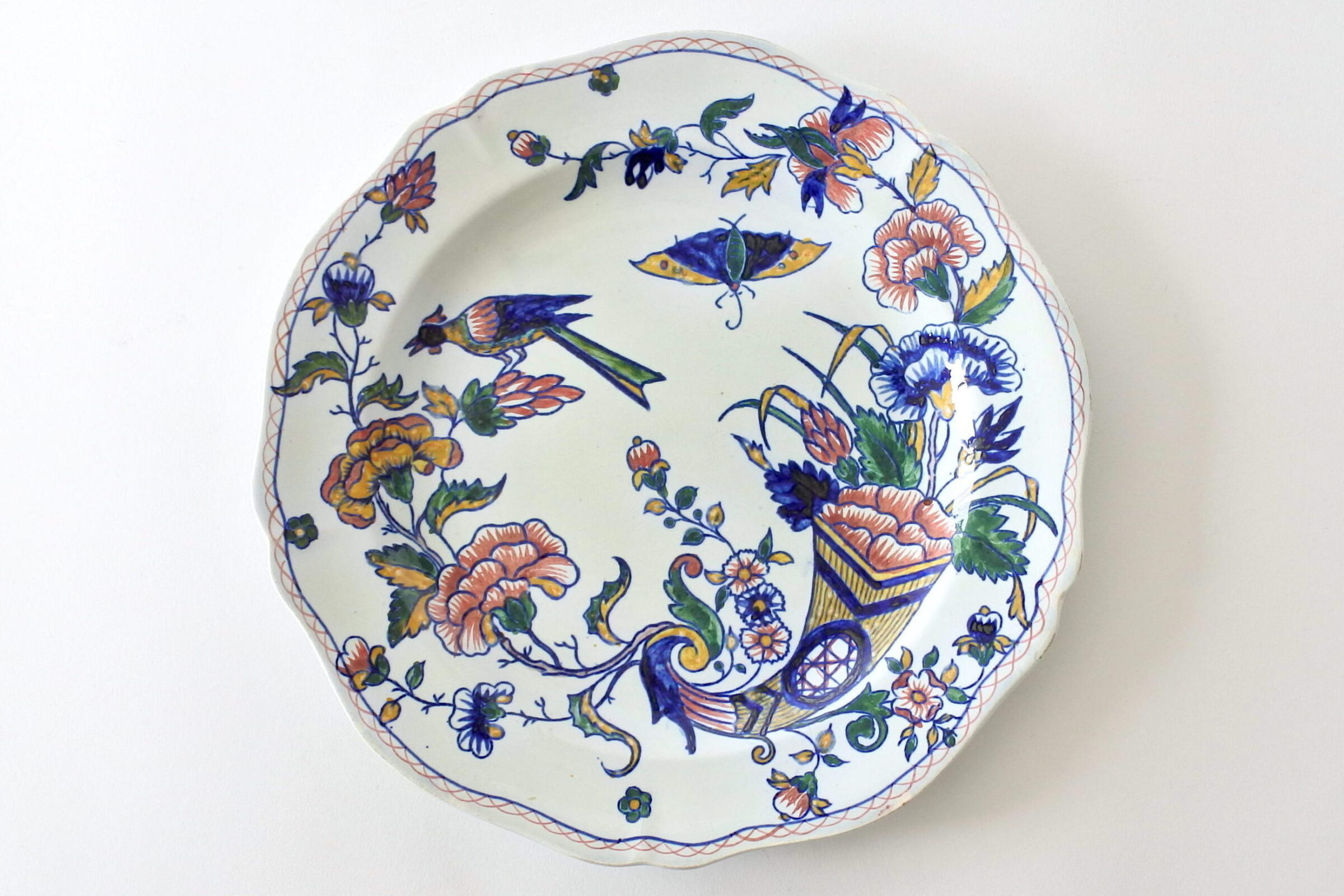 Piatto fondo in ceramica di Gien del 1875 con cornucopia farfalla fiori ed uccello