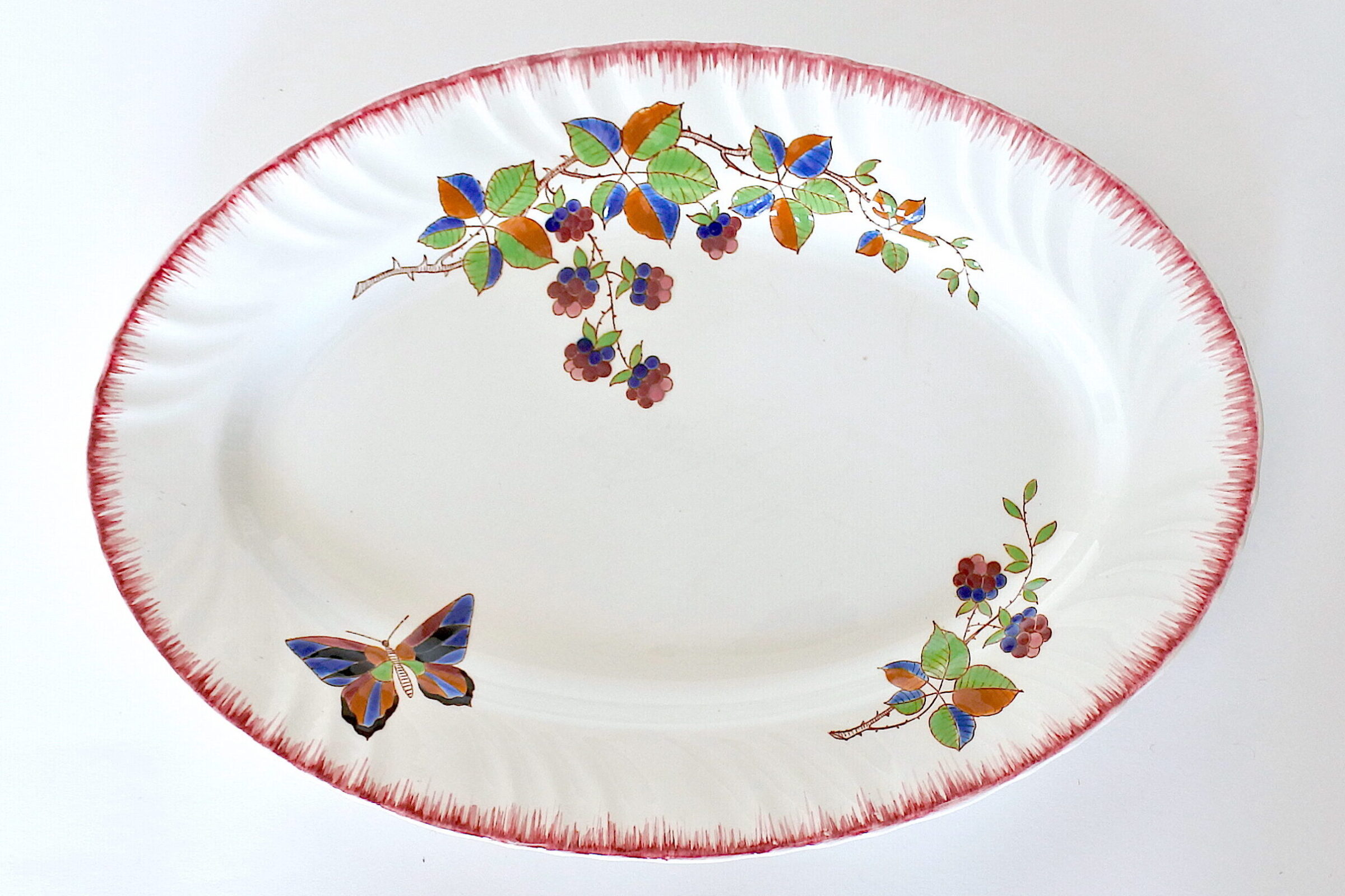 Piatto ovale in ceramica di Longwy decorato con frutti di rovo e farfalla