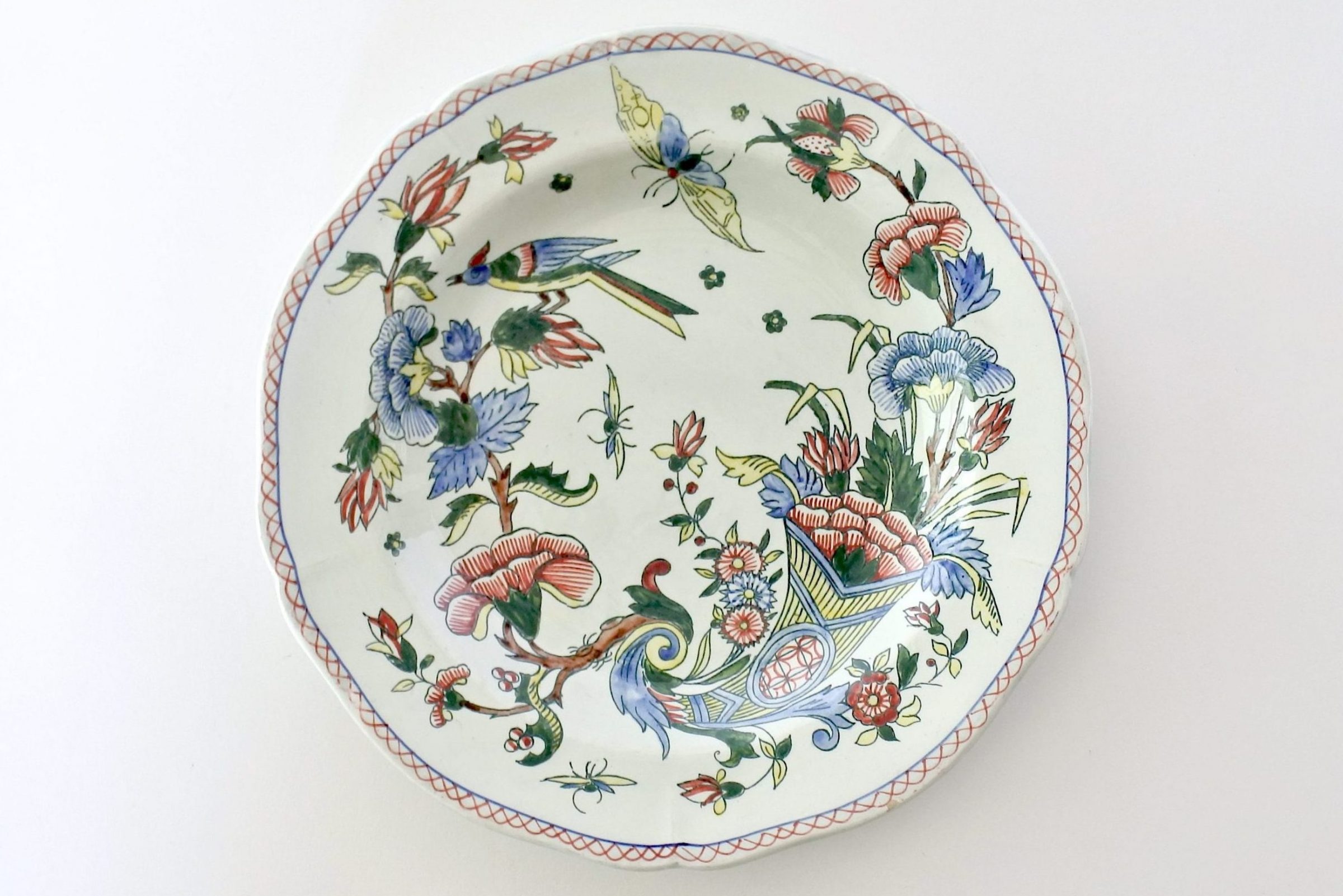 Piatto piano in ceramica di Gien del 1871 con cornucopia farfalla fiori ed uccello