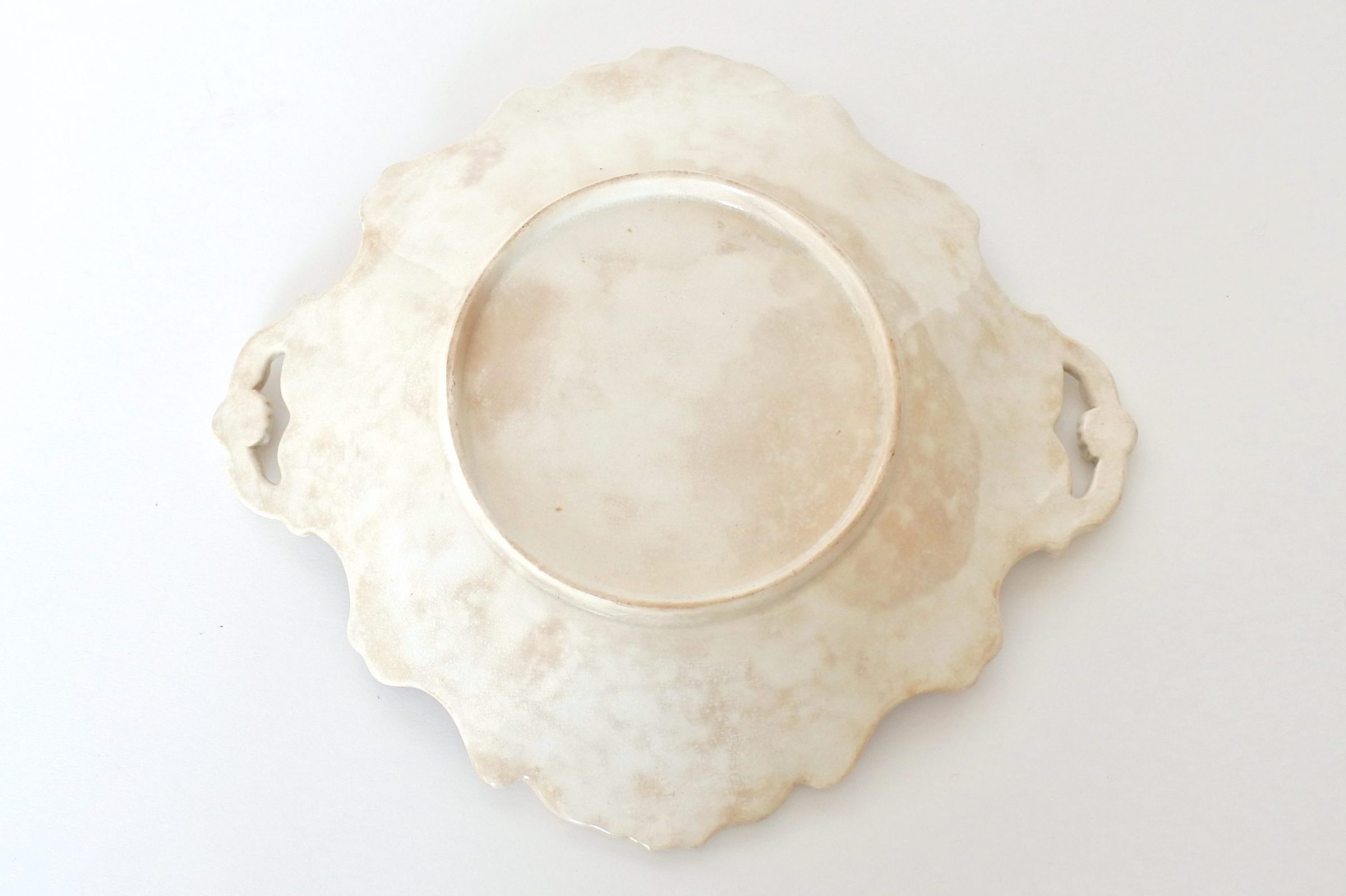 Vassoio in ceramica con bordo sagomato e decoro di fiori e ghirlande - 5