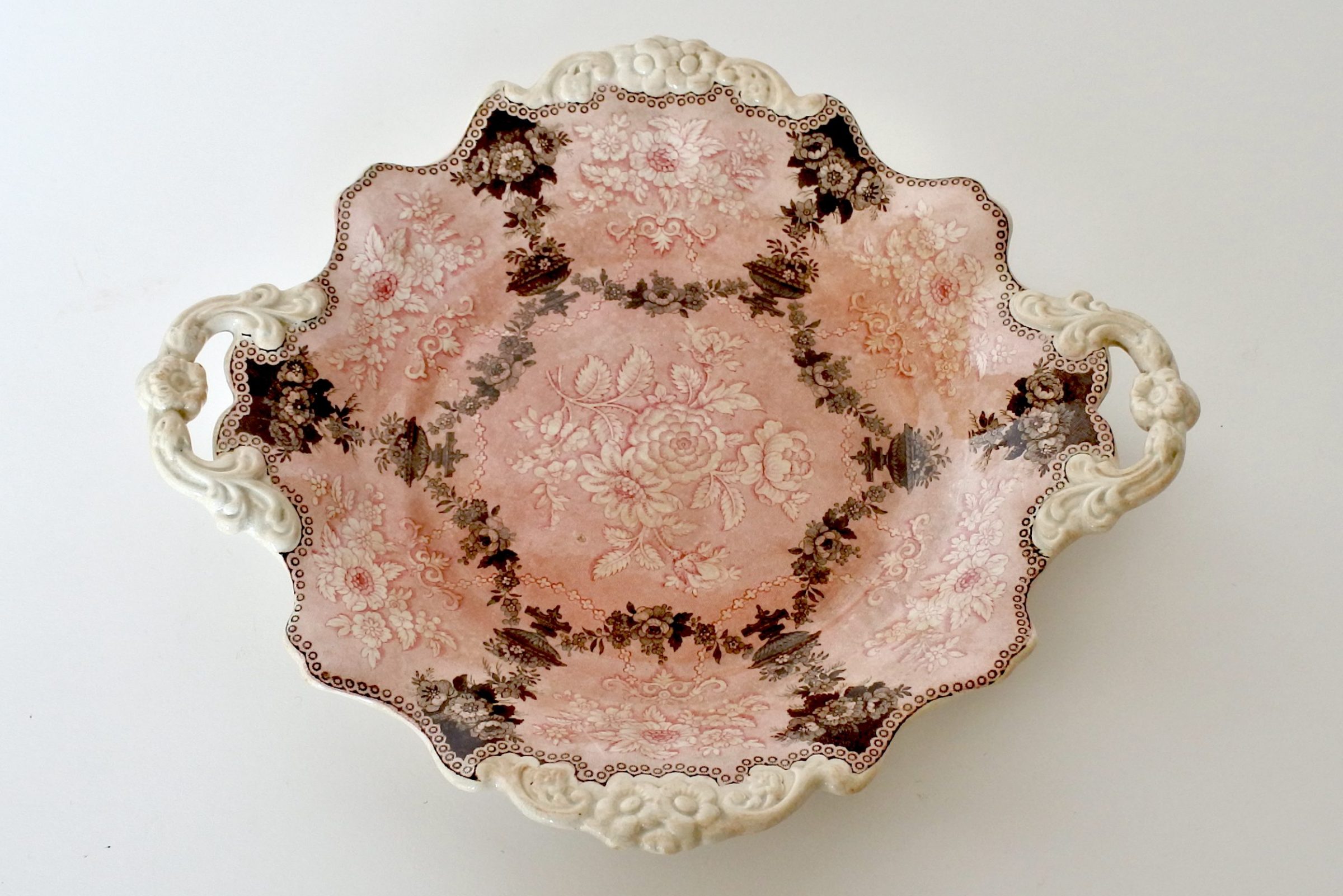 Vassoio in ceramica con bordo sagomato e decoro di fiori e ghirlande