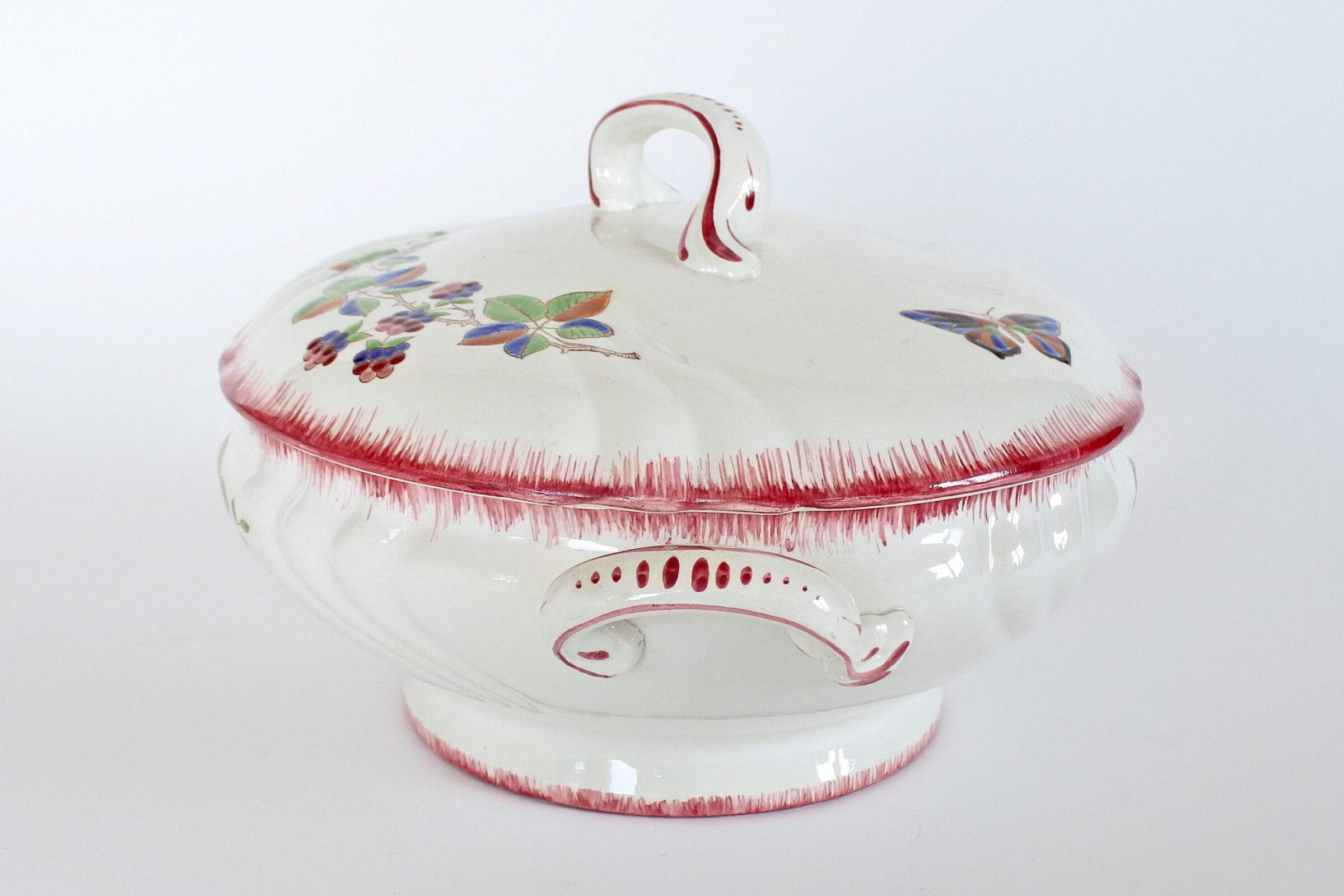 Zuppiera in ceramica di Longwy decorata con frutti di rovo e farfalla - 2