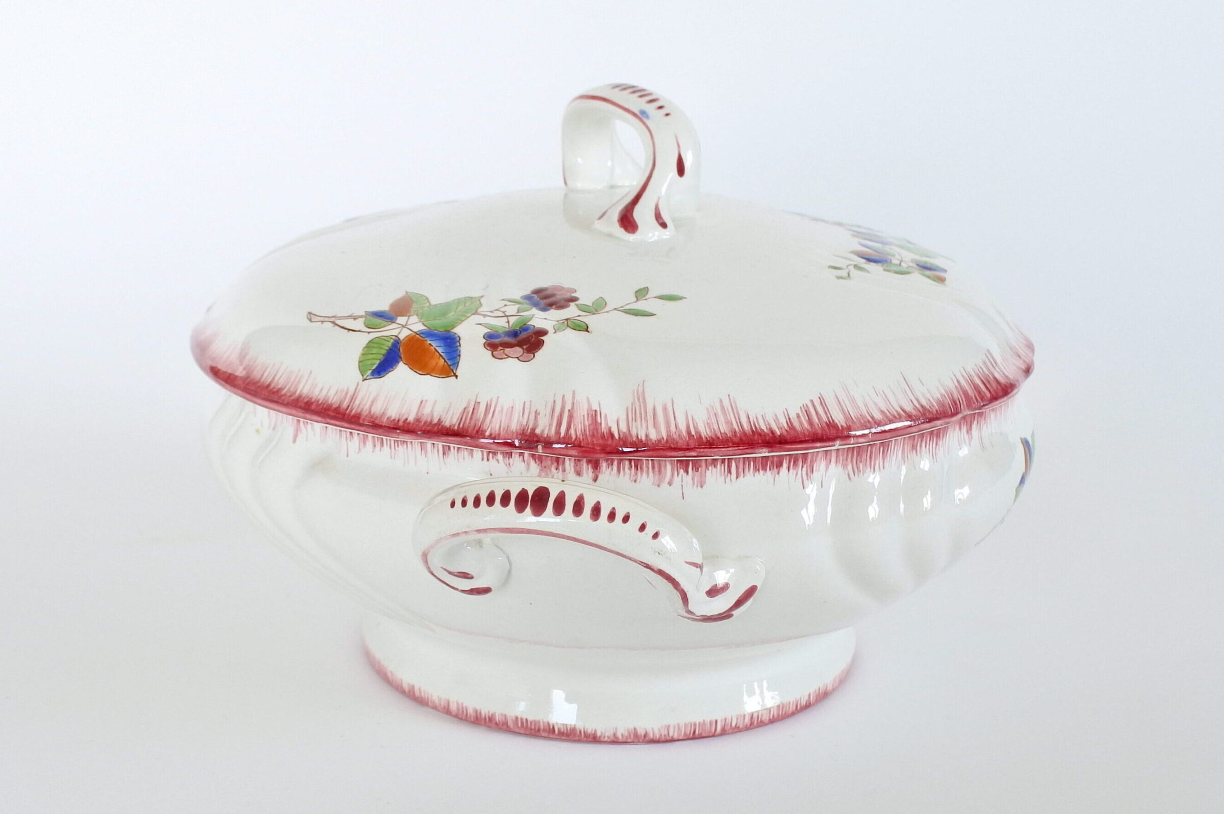 Zuppiera in ceramica di Longwy decorata con frutti di rovo e farfalla - 4