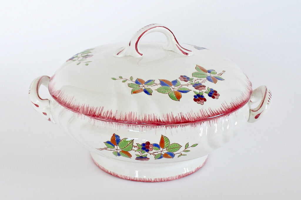Zuppiera in ceramica di Longwy decorata con frutti di rovo e farfalla
