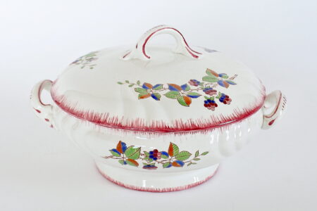 Zuppiera in ceramica di Longwy decorata con frutti di rovo e farfalla