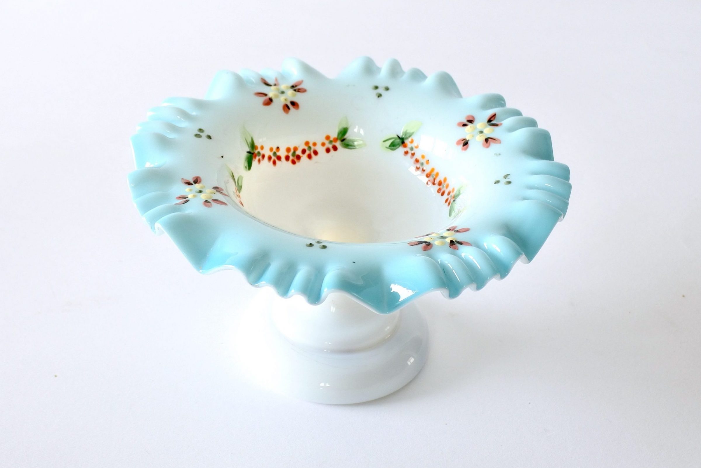 Alzatina in vetro opalino bianco e azzurro con fiori smaltati e bordo dentellato - 2