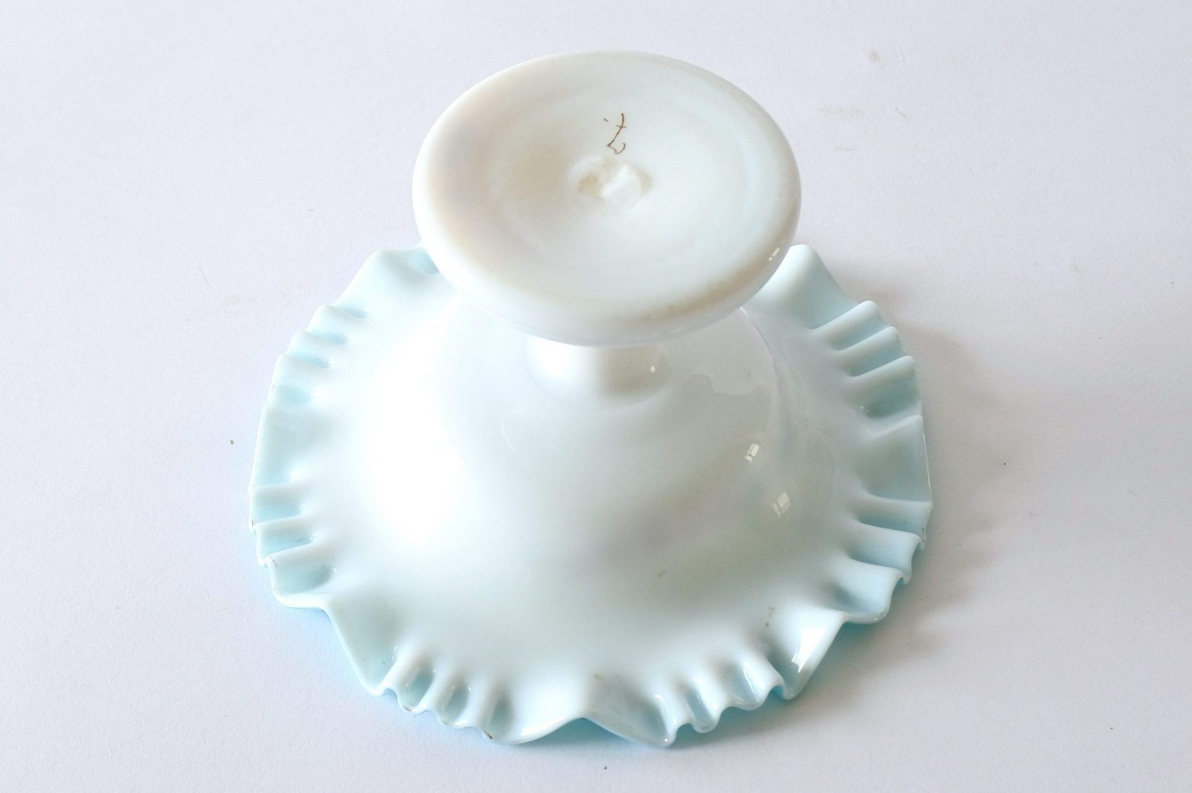 Alzatina in vetro opalino bianco e azzurro con fiori smaltati e bordo dentellato - 3