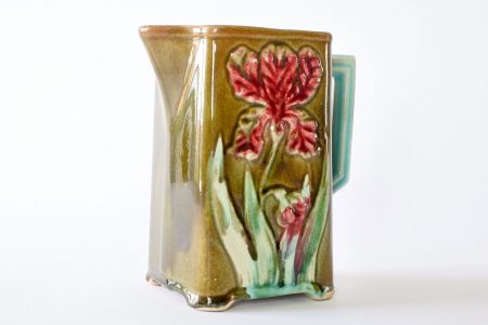 Brocca in ceramica barbotine di Saint Uze con iris e manico turchese