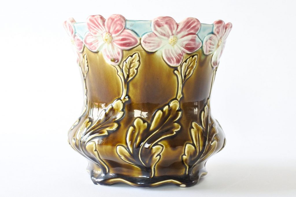 Cache pot De Bruyn Fives Lille in ceramica barbotine con fiori rosa