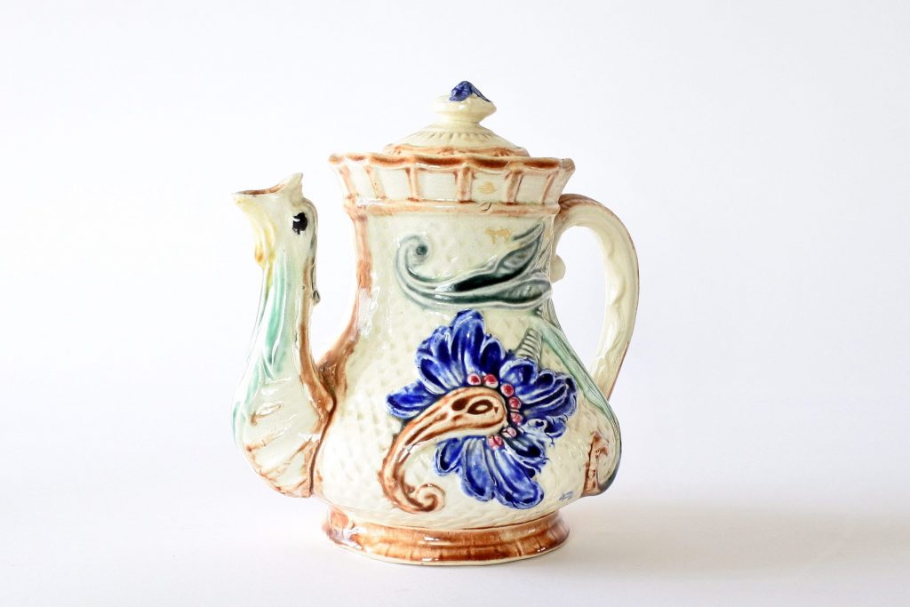 Caffettiera in ceramica barbotine di Wasmuel con decoro di fiori blu