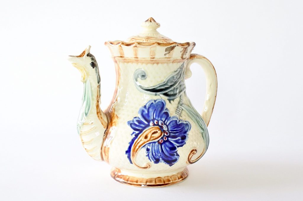 Caffettiera in ceramica barbotine di Wasmuel decorata con fiori