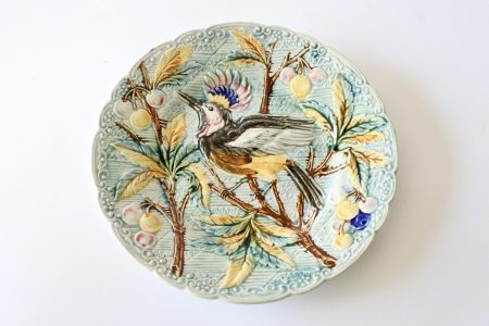Piatto in ceramica barbotine decorato con uccello su rami di ciliegio