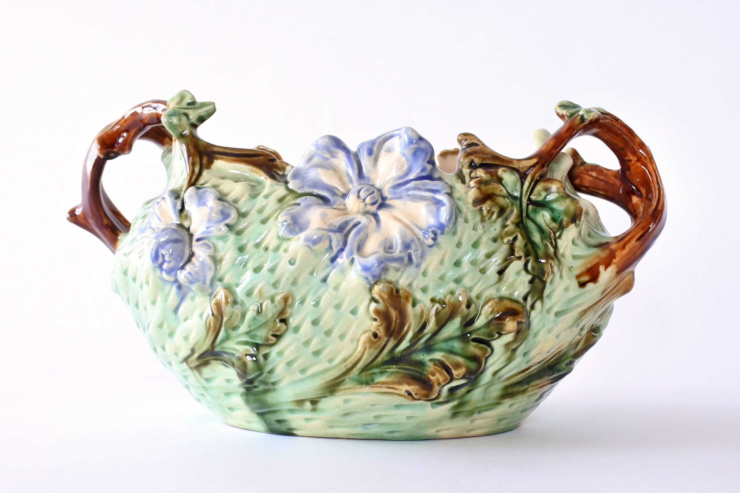 Jardinière in ceramica barbotine con fiori blu su fondo turchese