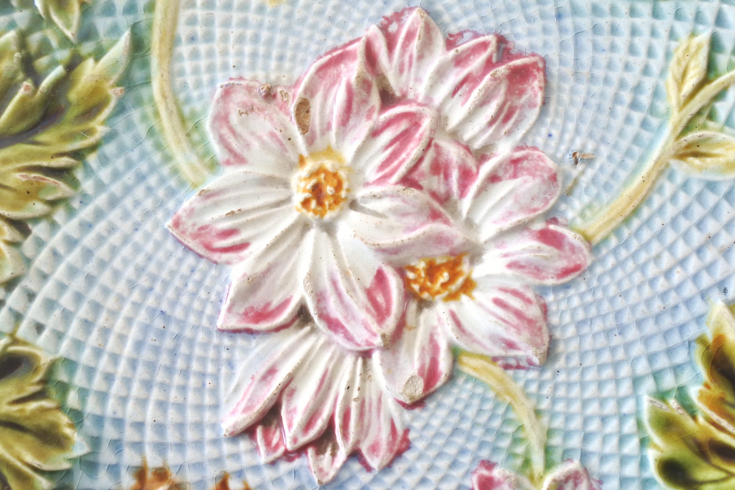 Piatto in ceramica barbotine decorato con rami foglie e fiori rosa - 3
