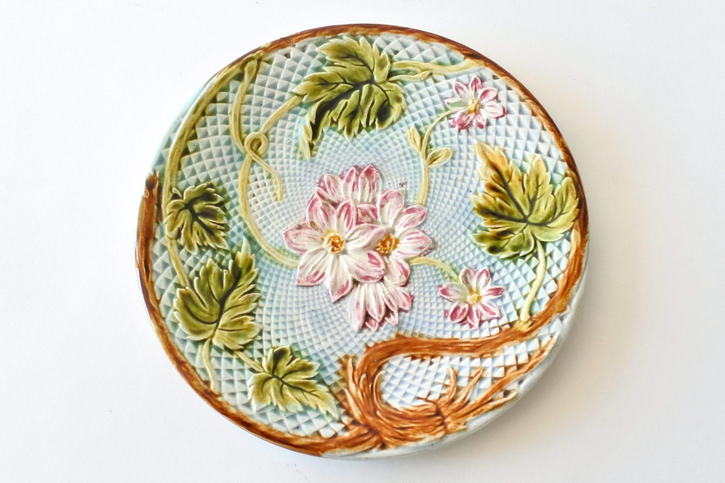 Piatto in ceramica barbotine decorato con rami foglie e fiori rosa