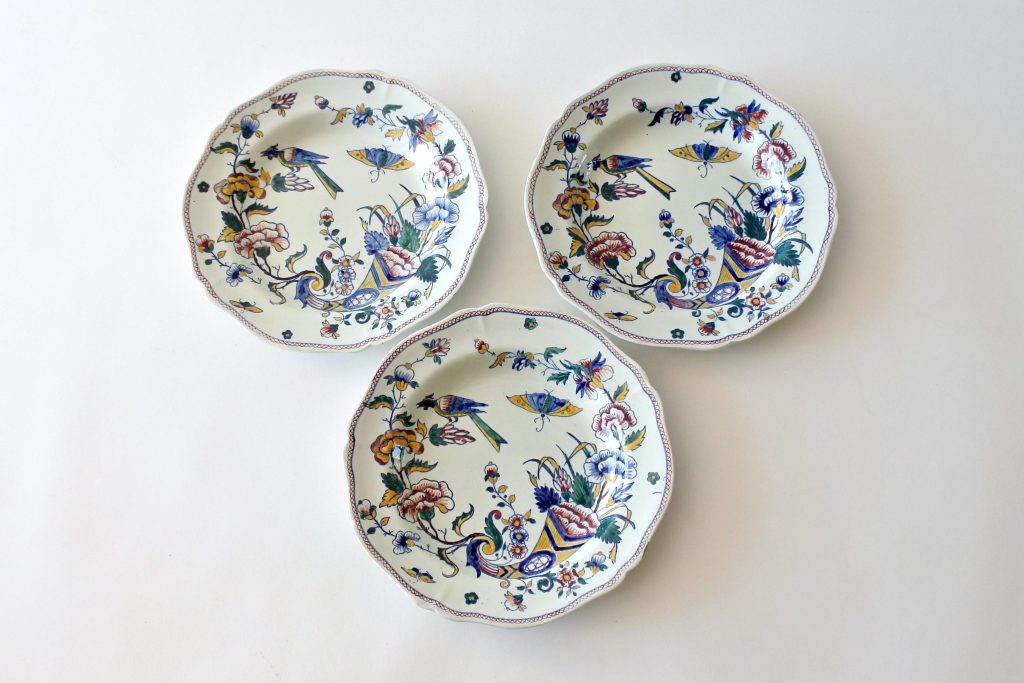 3 piatti fondi in ceramica di Gien con cornucopia farfalla fiori ed uccello