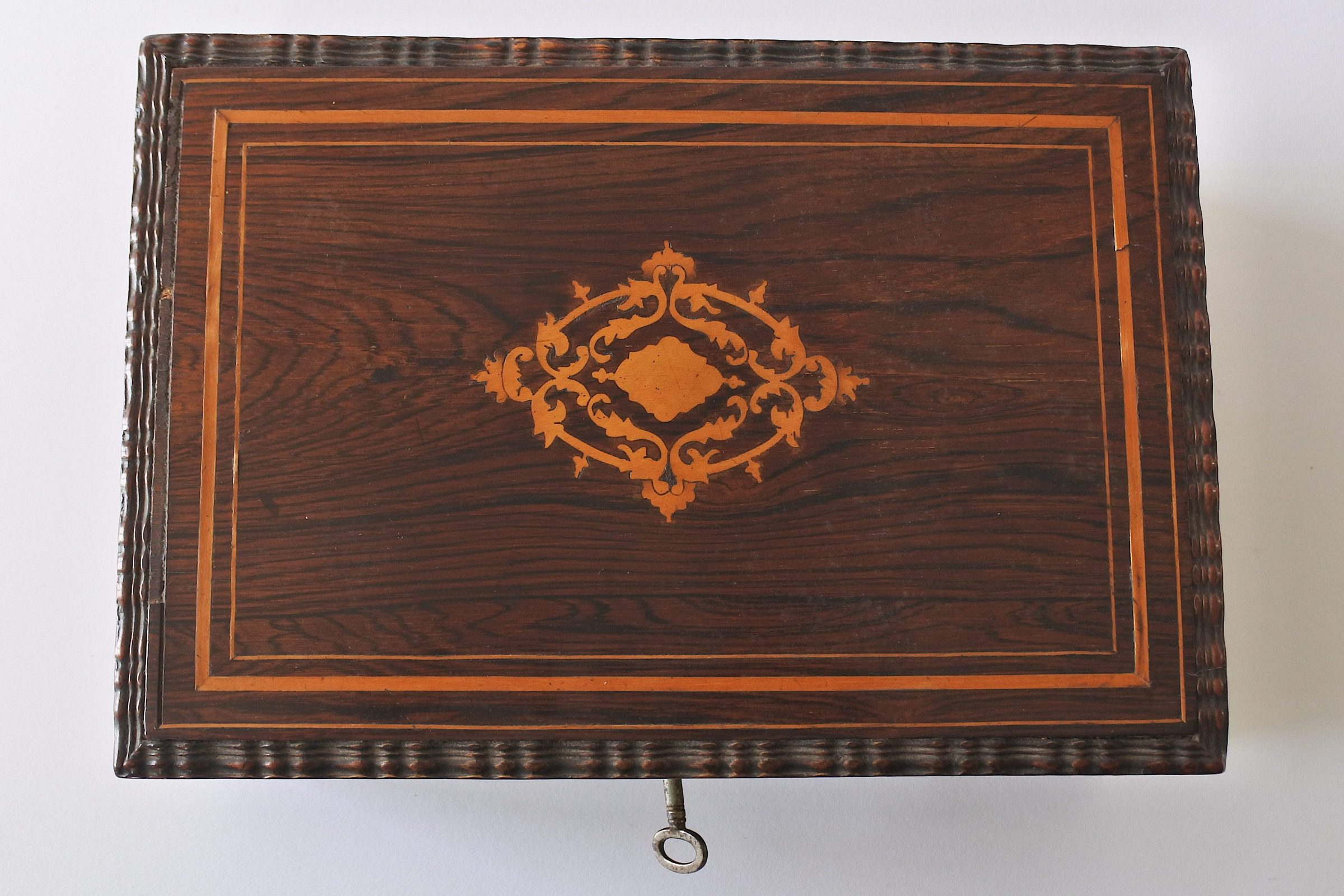 Cofanetto portagioie in legno filettato e intarsiato con serratura e chiave originali - 6