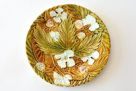 Piatto in ceramica barbotine di Orchies con fragole fiori e foglie