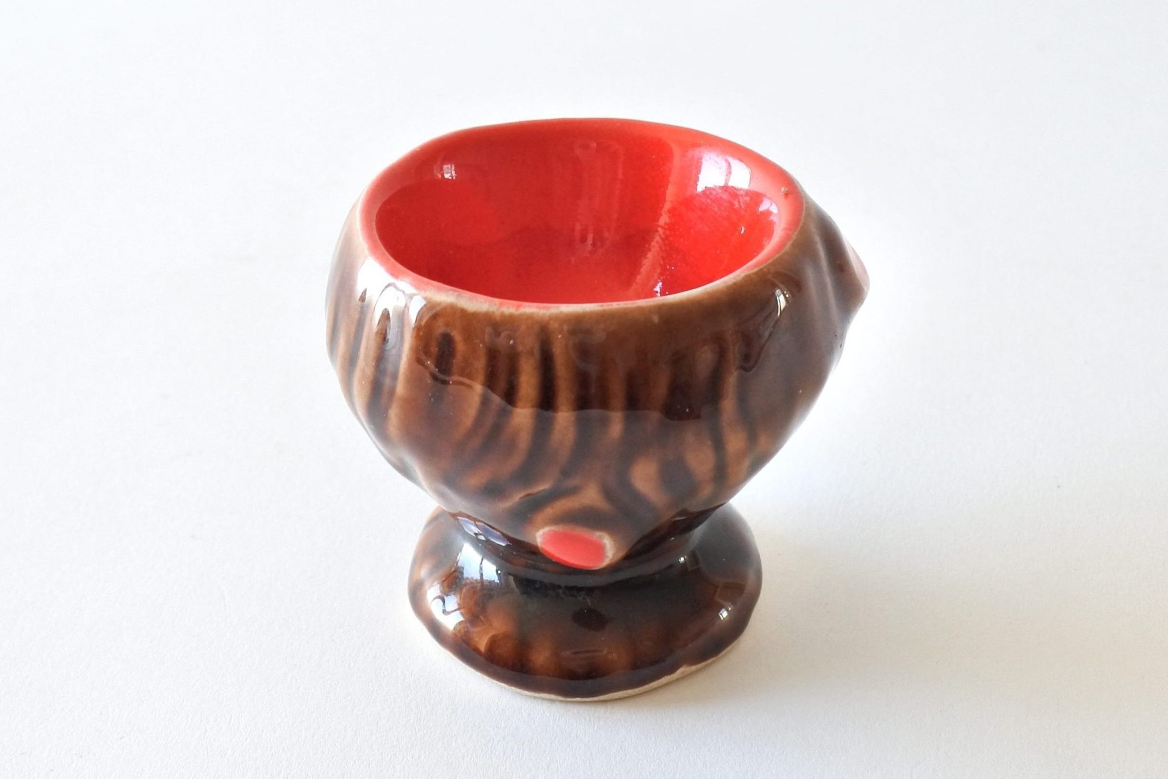 Portauovo vintage in ceramica di Vallauris marrone con interno rosso - 2